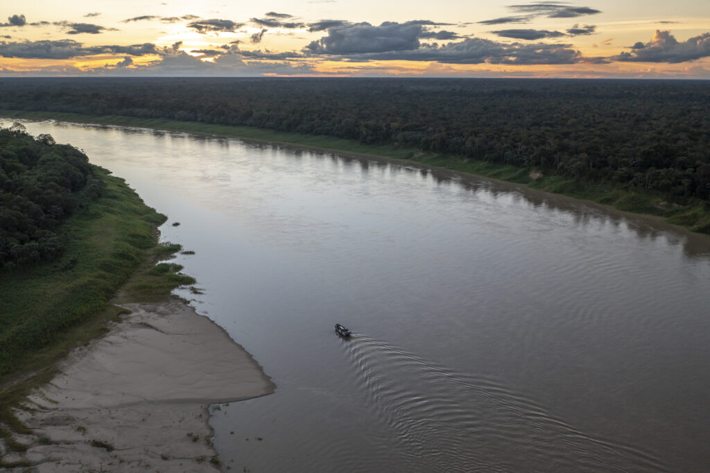 Foto: Um barco desliza pelo Rio Juruá, um dos cursos de água mais interligados da Bacia Amazônica. Autor: André Dib